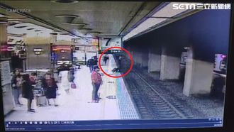 老翁思念兒恍神落軌　驚險畫面曝光