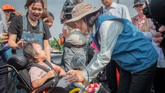 小英打氣輪椅童：別怕！媽祖保護妳