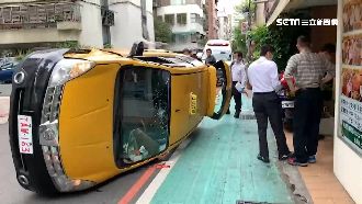 疑傳動軸故障　小黃失控撞跑車慘翻肚
