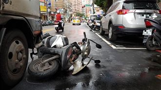 左轉機車與貨車擦撞　騎士送醫不治