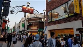 邊走邊吃行不行　日本鎌倉想訂條例來管日本鎌倉市政府有意訂定條例來管理遊客邊走邊吃，雖然無意禁止，卻希望遊客能留意飲食禮貌。圖為位於JR鎌倉站東口往鶴岡八幡宮的「小町通」商店街。中央社記者黃名璽鎌倉攝　108年3月2日