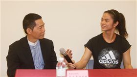 許淑淨宣布退役　教練蔡溫義不捨（3）台灣舉重奧運金牌女將許淑淨（右）宣布將結束選手生涯，4日在教練蔡溫義（左）陪同下召開記者會說明，蔡溫義對愛將無奈因傷提前引退深感不捨，也肯定她一路上的努力。中央社記者董俊志攝  107年6月4日