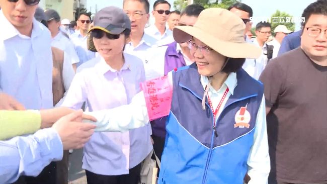 蔡英文徒步4公里進香　親民握手合照