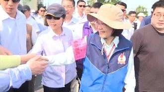 蔡英文徒步4公里進香　親民握手合照