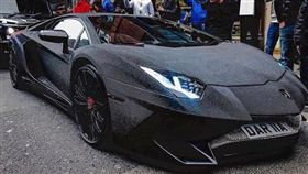 鑲滿「200萬顆水鑽」的藍寶堅尼 車主竟是24歲霸氣正妹設計師(圖/IG)