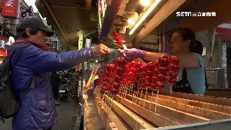 韓國街頭瘋台味！人手一杯珍奶糖葫蘆