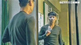 張晉《九龍不敗》中化身為行事暴力的神經質刑警。（圖／華映娛樂提供）