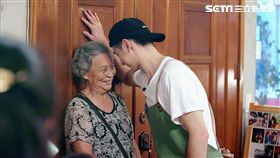 張軒睿壁咚阿嬤。（圖／公視提供）