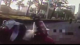 擦撞高雄客運遭彈飛　騎士魂斷輪下