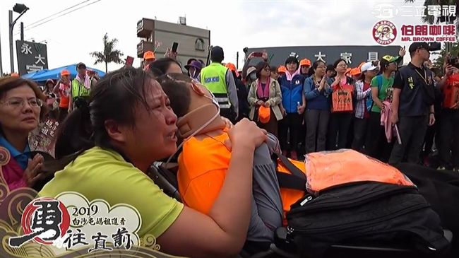 母帶癱兒稜轎腳　哭：給兒子重生機會