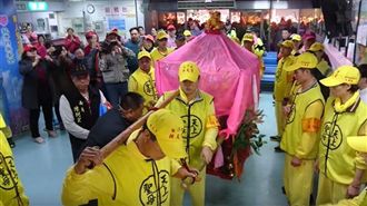 白沙屯媽祖遶境停轎醫院　原因超暖心