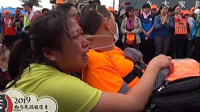 千人淚崩！母推癱兒跪地求白沙屯媽祖