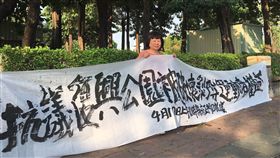 屏東縣政府將把屏東市復興公園改造為都市滯洪池，由於縮減原來運動空間，屏東縣議員蔣月惠（圖）11日起展開長期在公園靜坐1小時的抗議，要求把運動空間還給居民。中央社記者郭芷瑄攝　108年4月11日