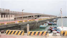 苗栗縣外埔漁港原有海堤木棧道因受海風侵蝕，殘破不堪，下方商店街設計採玻璃帷幕樣式，每到夏季酷熱難耐，廠商陸續撤退，荒廢多時，近期經改善工程全數拆除，改為開放式景觀平台，空間寬敞並增設休憩座椅，可供遊客漫步觀海、賞夕陽。（苗栗縣政府提供）中央社記者管瑞平傳真　108年4月11日