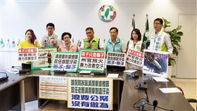 台中市政府花費新台幣千萬加裝清潔車濾煙器減少空污，今年編列預算拆除，台中市議會民進黨團11日召開記者會，質疑市府浪費公帑，防治空污只攻擊中火，卻不重視逸散污染源。中央社記者趙麗妍攝 108年4月11日