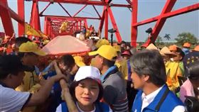 張麗善抬白沙屯媽鑾轎／翻攝自張麗善臉書