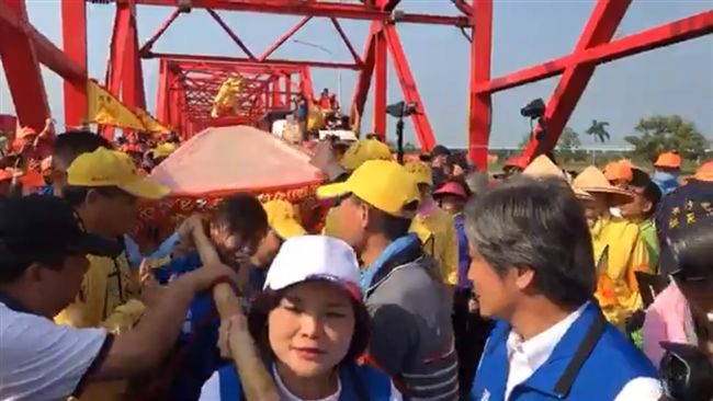 張麗善疑搶轎擺拍　白沙屯媽祖秒閃開