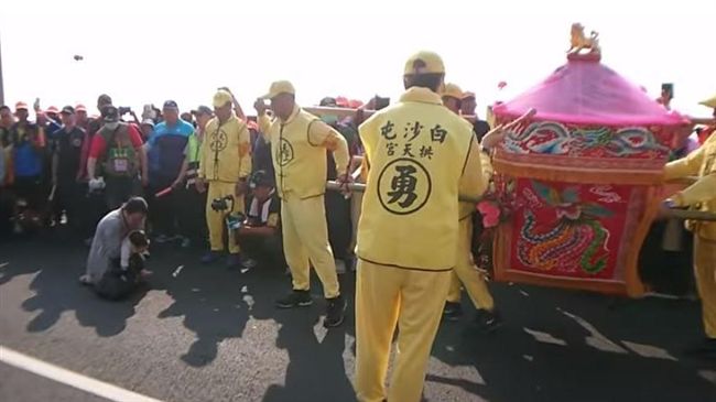 母抱病童跪求　媽祖大轎突顯慈悲母愛