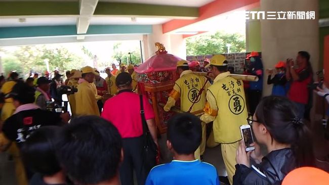 禁不起孩子撒嬌 …白沙屯媽又進國小