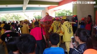 禁不起孩子撒嬌 …白沙屯媽又進國小