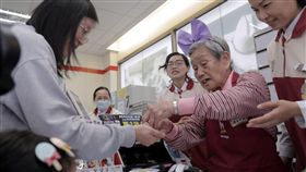 新竹市政府媒合統一超商、老五老基金會開辦「幾點了咖啡館」，讓失智或高齡長者擔任店員，為客人結帳，重新回到社會與人群接觸、學習新事物。中央社記者魯鋼駿攝　108年4月12日