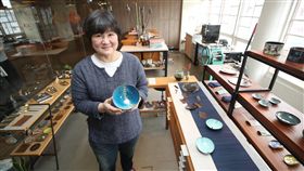 中華文化總會12日在台北舉辦「匠人魂#16琺瑯篇暨『發現台灣匠人魂』募集啟動記者會」，介紹琺瑯工藝師呂燕華，是文總推出「匠人魂」系列影片以來首位女匠人。中央社記者張新偉攝　108年4月12日