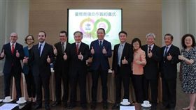 ▲家樂福確定接手台糖旗下八間分店，雙方在台南簽約。（圖／業者提供）

