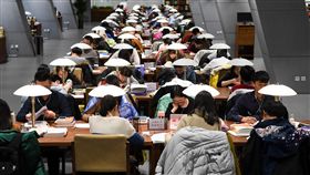 大陸圖書館自習室座無虛席中國大陸名校學生競爭壓力大，圖書館幾乎天天坐滿苦讀的學生，台生赴陸後體會到大陸的同儕環境和台灣明顯不一樣。圖為山西省太原市圖書館，考生專注複習準備考試。（中新社提供）中央社  107年4月8日
