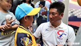 中信慈善基金會董事長辜仲諒和小朋友互動。（圖／記者王怡翔攝影）