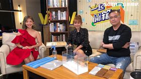 主持人芳瑜、來賓鮪魚以及寢具達人彭哥讓你遠離失眠問題。
寢具達人彭哥教大家如何挑選適合的床墊。
寢具達人彭哥現場乾冰實驗8D墊透氣功能。
寢具達人彭哥示範家e枕可水洗功能。
藝人鮪魚靠睡前床上小運動維持令人稱羨的螞蟻腰。