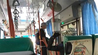手擺褲襠甩！怪男公車緊黏熟睡學生妹