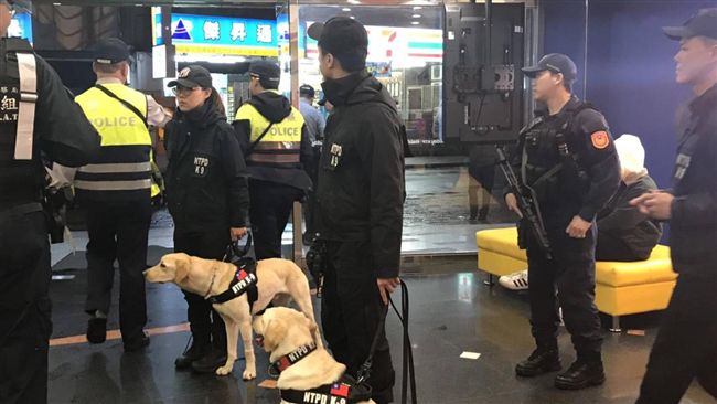 酒駕賣造！淡水警雨夜出擊閉鎖式掃盪