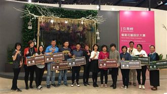 花舞館櫥窗花藝設計吸睛　展期倒數中