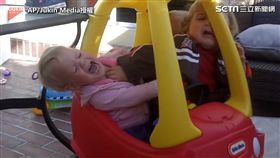 三萌娃就是要坐這台車！ 網笑：都擠到變形了