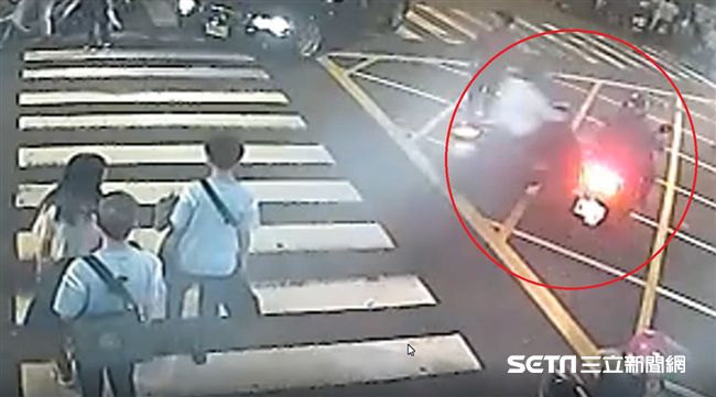 飛車撞倒騎士　19歲妹：沒閃過嗎？