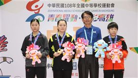 ▲高雄市桌球委員會主委黃鐘龍（右2）頒發國女組朱以晴（左2）、陳采妮（左1）、蔡昀恩婷前三名獎牌後合影。（圖／全中運提供）