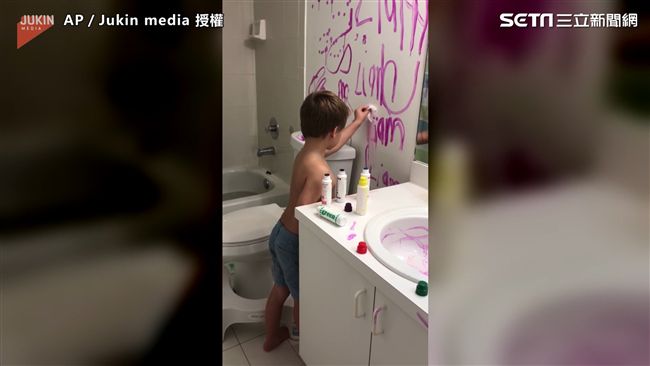 屁孩大鬧浴室牆壁　傻稱是怪獸畫的啦