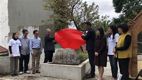 齊柏林基金會落腳淡水　柏林小徑揭牌「看見．齊柏林基金會」在新北市淡水區落腳，12日為新場館後方的延伸空間「柏林小徑」揭牌，齊柏林的兒子齊廷洹（左2）、基金會董事長歐晉德（左4）等人出席。中央社記者洪健倫台北攝　108年4月12日