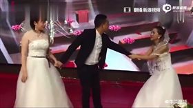 超離譜！前女友穿婚紗「搶婚」　新娘目睹鬧劇憤而離去（圖／翻攝自新浪視頻）