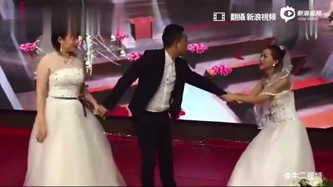 剛要吻新娘…前女友穿婚紗上台搶婚