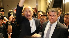韓國瑜訪美抵洛杉磯韓粉僑胞熱情接機，高雄市府