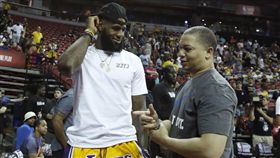 ▲湖人炒了現任總教練華頓（Luke Walton），傳泰隆魯（Tyronn Lue）接任呼聲高。（圖／翻攝自推特）