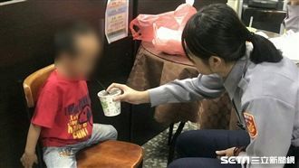 男童走失：我叫弟弟　女警暖餵食安撫
