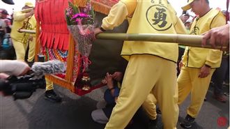 信徒噴淚…重症童小手觸摸白沙媽轎身