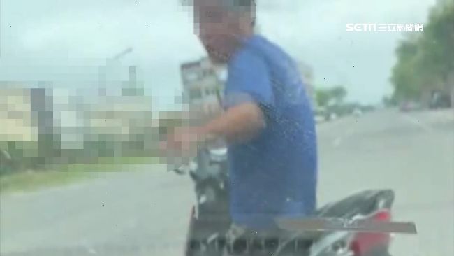 差點遭撞…醉男持開山刀半路攔車猛砍