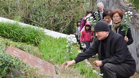 林宅血案39年　林義雄與親友赴墓園追思前民進黨主席林義雄（前）家中血案發生至今39年，他28日與許多親友前往林家墓園獻花追思，面對媒體詢問相關台灣政局問題，則低調不願多談。中央社記者沈如峰宜蘭縣攝　108年2月28日