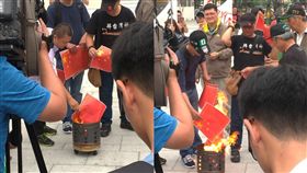 護台抗中！力抗「和平統一」　民眾現場焚燒「五星旗紙」
圖／翻攝自PTT
https://www.ptt.cc/bbs/Gossiping/M.1555137526.A.44D.html