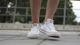 穿白鞋遭小屁孩踩到　他發飆教訓對方…下秒超尷尬（圖／翻攝自pixabay）