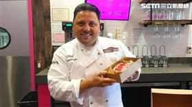 Santiago秀出「死侍」萊恩雷諾斯最愛的招牌甜甜圈。（圖／記者蕭翰弦攝影）