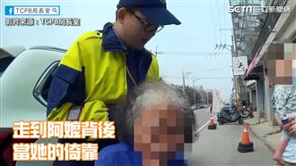 當椅背又幫撐傘　暖心員警幫阿嬤回家